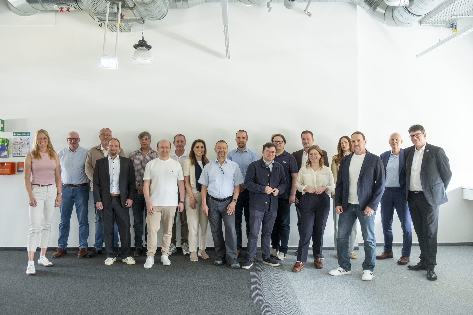 Vertreter:innen der am CKKI-Projekt beteiligten Partner posieren für ein Gruppenfoto. 